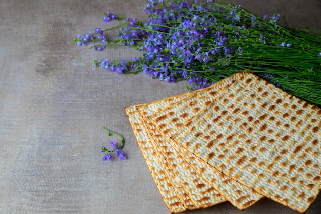 Para el fondo de la Pascua matzoh kosher con flores