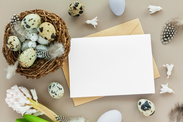 Fondo de Pascua con nido de codorniz carta vacía y huevos de Pascua sobre un fondo neutro Tarjeta de felicitación plana con espacio para texto Decoración de Pascua Plantilla de diseño de Pascua