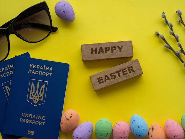 Fondo de pascua con pasaportes gafas de sol huevos coloridos y conejo blanco