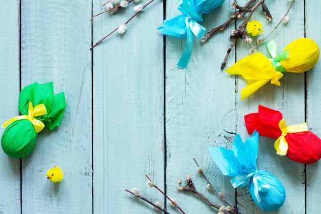 Fondo de Pascua Regalo decorativo huevo de Pascua hecho a mano atado con cintas sobre una mesa de madera