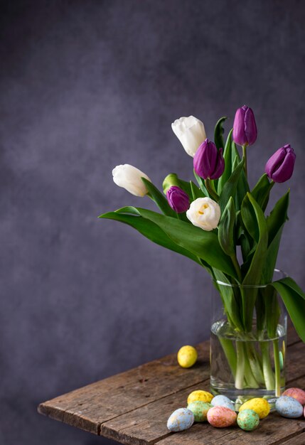 Fondo de Pascua con tulipanes y huevos