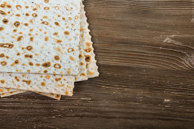 fondo de Pascua. vino y matzá (pan de Pascua judía) sobre fondo de madera.