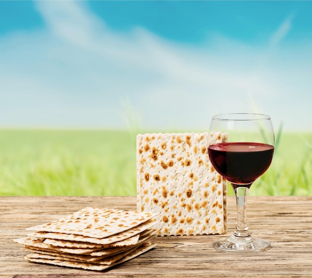 fondo de Pascua. vino y matzá (pan de Pascua judía) sobre fondo de madera.