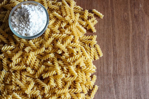 Fondo de pasta fusilli sin cocer