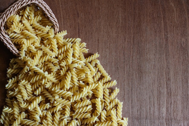 Fondo de pasta fusilli sin cocer