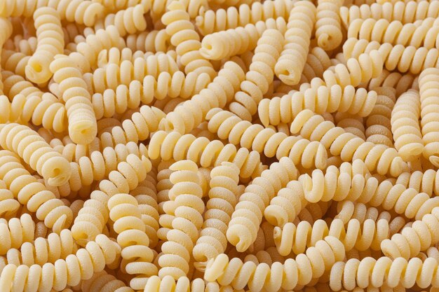 Fondo de pasta fusilli corti bucati sin cocer