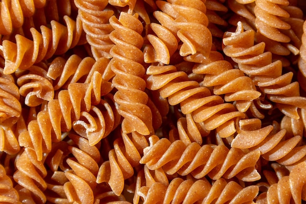 Foto fondo de pasta fusilli de grano entero sin cocer