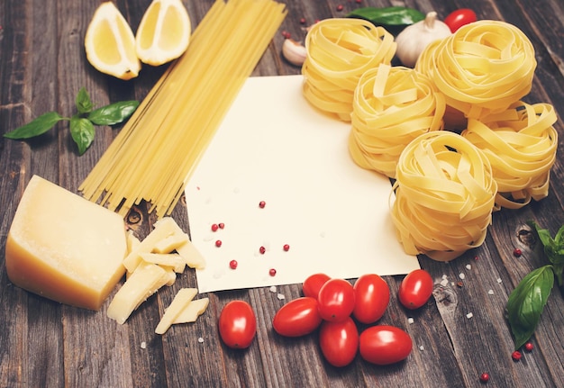 Fondo de pasta con ingredientes para cocinar alrededor del espacio de papel para el enfoque selectivo de texto