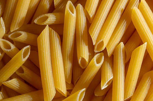 Fondo de pasta de penne rigate sin cocer