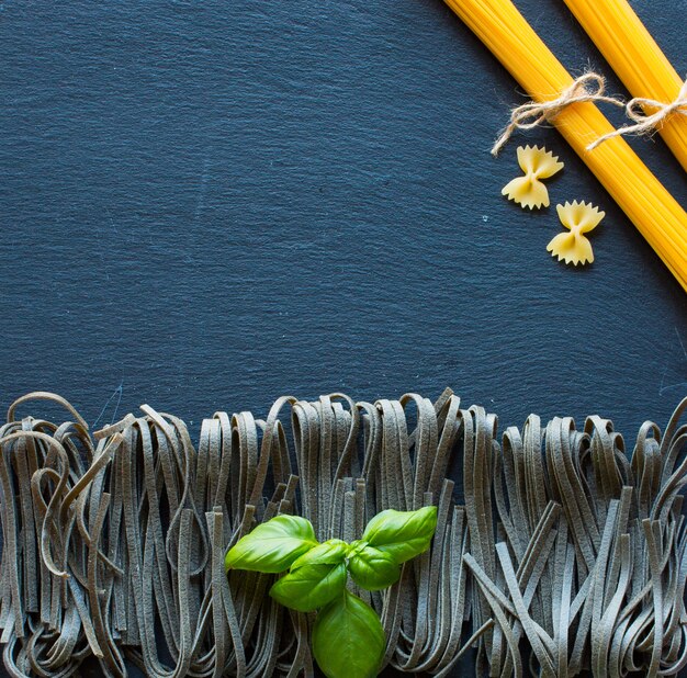 Fondo de pasta Varios tipos de pastas caseras, vista superior