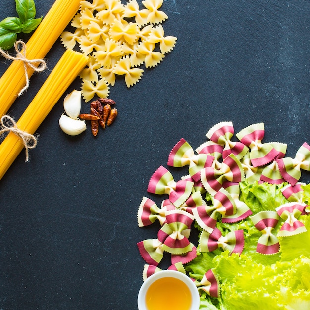 Fondo de pasta Varios tipos de pastas caseras, vista superior