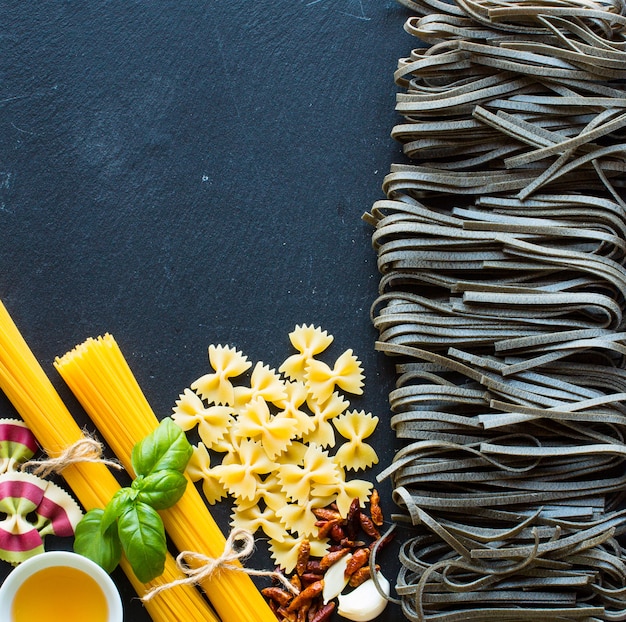 Fondo de pasta Varios tipos de pastas caseras, vista superior