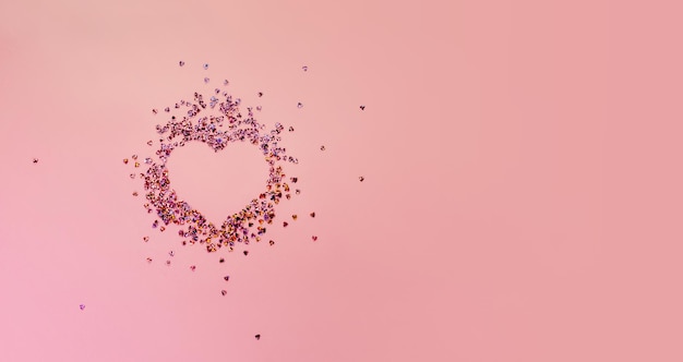 Fondo pastel rosa con pequeños corazones confeti flatlay vista superior espacio de copia