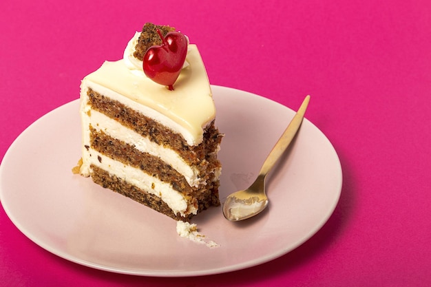 Fondo de pastel de zanahoria con vela de corazón para el Día de San Valentín