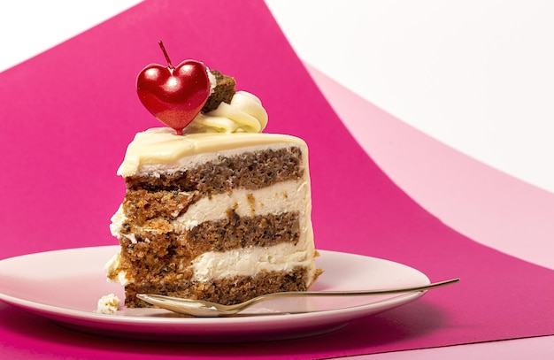 Fondo de pastel de zanahoria con vela de corazón para el Día de San Valentín