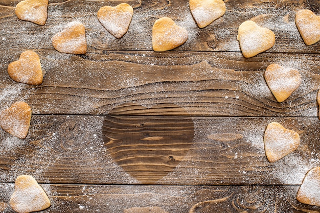 Fondo con pasteles caseros, galletas fragantes. galletas en forma de corazones