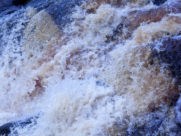 Fondo y patrón de corriente de agua turbulenta Vista superior del río