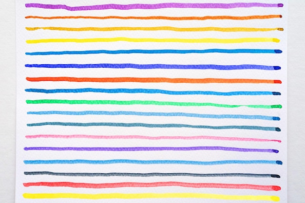 Fondo de patrón de líneas de acuarela abstracta Trazos de pincel pintados de acuarela de colores sobre blanco Primer plano