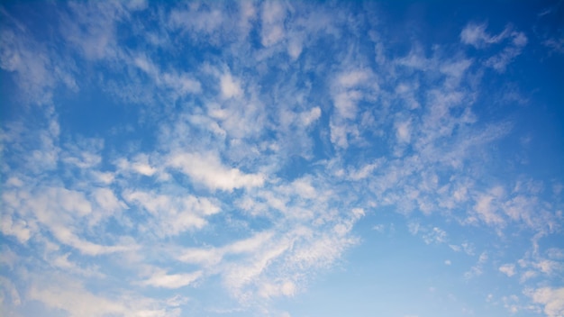 Fondo con pequeñas nubes en la noche