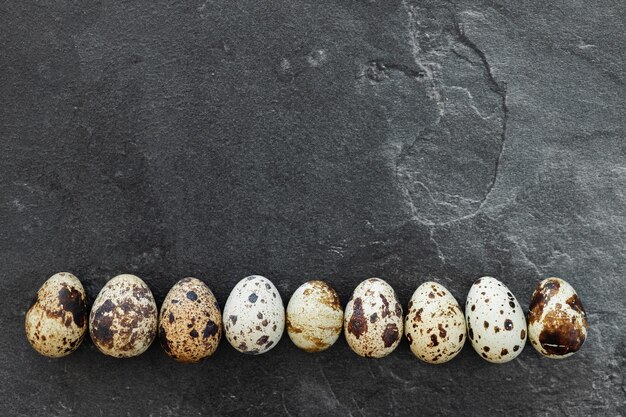 Fondo con pequeños huevos de codorniz