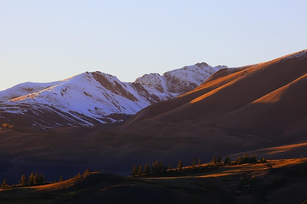 Fondo de picos nevados de las montañas, picos de la naturaleza del invierno de la vista del paisaje