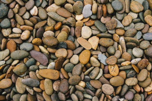 Fondo de piedra de guijarros marrones