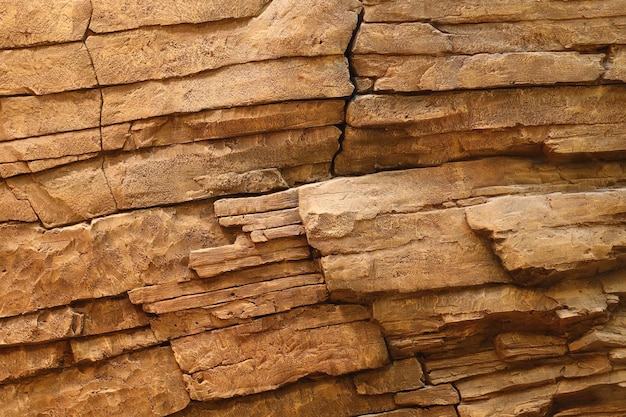 Fondo de piedra de roca natural gruesa ligera Acantilado de minería Superficie frontal áspera Fondo de pila de piedra caliza grande Textura de bloque de granito dañado por grunge pesado