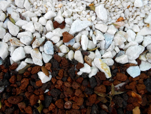 fondo piedras volcánicas color rojo y piedras blancas decoración del jardín textura dura