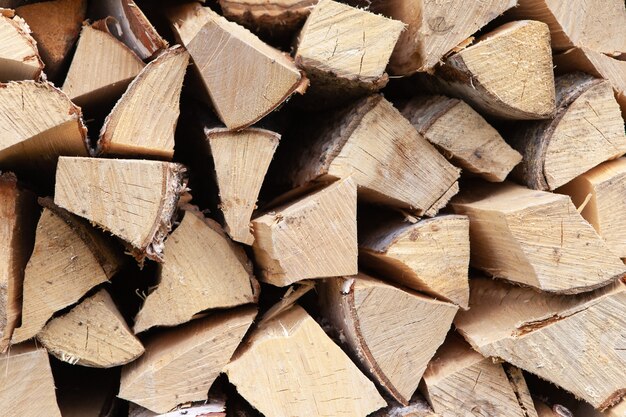 Fondo de pila de leña de abedul, para calentar la casa, apilado en el patio trasero, madera sin cortar, abedul.