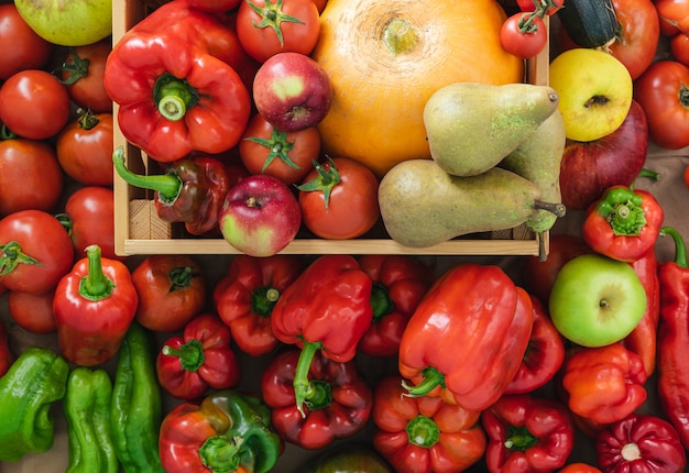 Fondo de pimientos y frutas. Caja de madera. Telones de fondo. Copie el espacio. Vista superior.