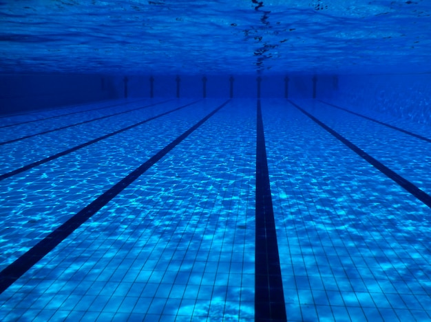 Fondo de piscina vacía submarina, azul