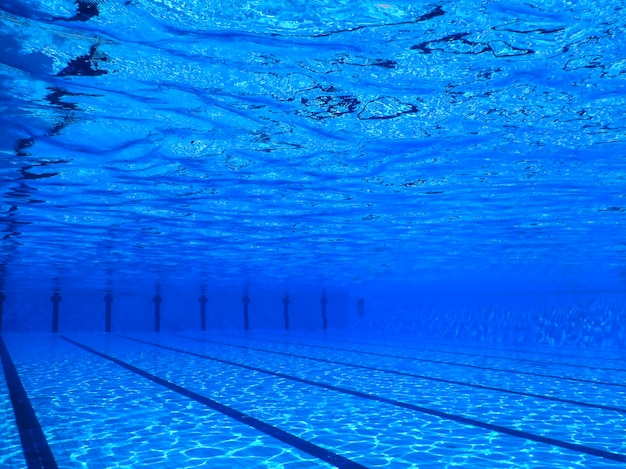 Fondo de piscina vacía submarina, azul