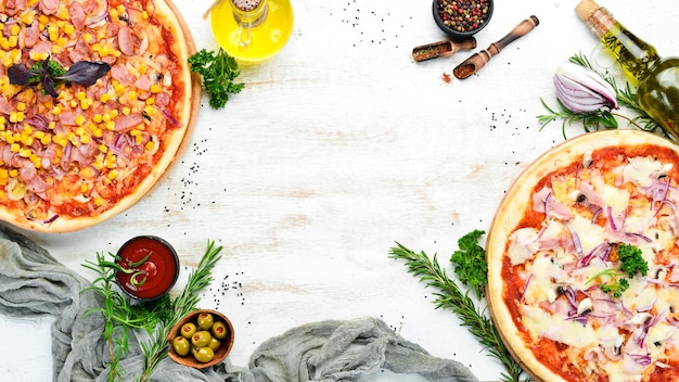 Fondo de pizza en la mesa de madera blanca Vista superior espacio libre para su texto Estilo rústico