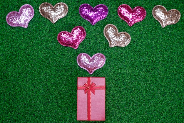 Fondo plano para el día de San Valentín, amor, corazones, caja de regalo Copia espacio