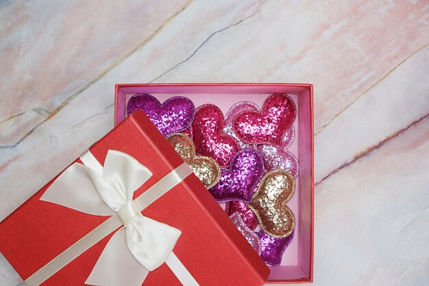 Foto fondo plano para el día de san valentín, amor, corazones, caja de regalo copia espacio