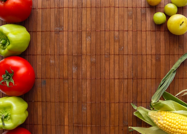 Fondo plano laico de verduras frescas. Marco de hortalizas. Verduras en la bandeja de madera.