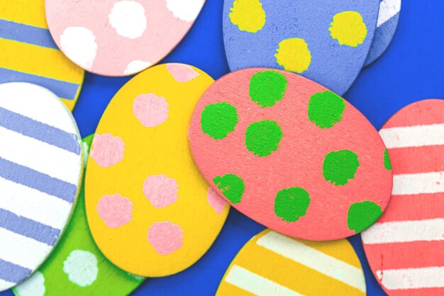 Fondo plano de pascua, con huevos pintados de colores