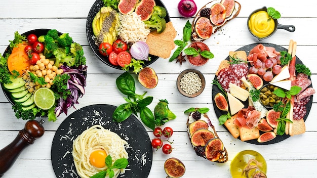 Fondo de platos Juego de platos en la mesa del comedor Comida Cocinas tradicionales del mundo Vista superior Espacio libre para su texto