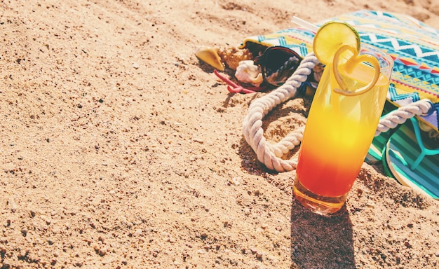 Foto fondo de playa con un cóctel junto al mar.