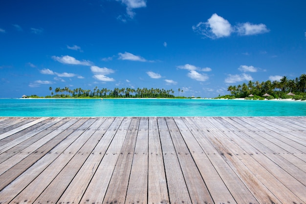 Fondo de playa exótica con soporte de madera y mar tropical