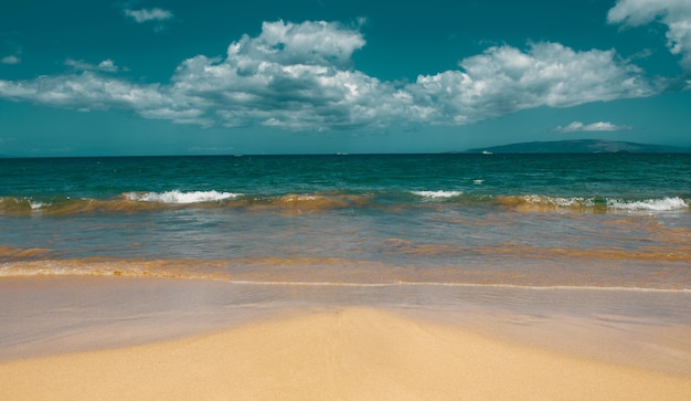 Fondo de playa de mar tranquilo playa tropical de verano con paisaje marino natural de agua de mar de arena