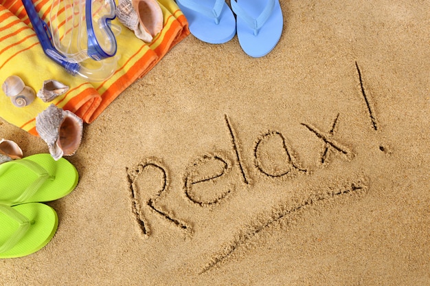 Foto fondo de playa con la palabra relax escrito en arena