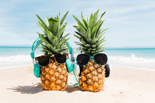 Foto fondo de playa con piñas con gafas de sol