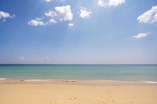 Fondo de playa vacía de verano tropical Horizonte con cielo y playa de arena blanca Ola rompiendo en la orilla arenosa.