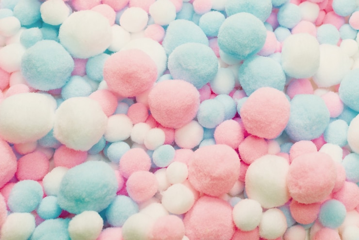 Foto fondo de pompones suaves blanco, rosa y azul.