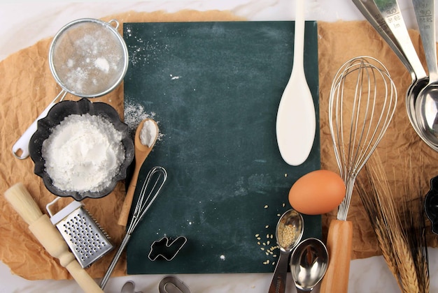 Fondo de preparación para hornear con ingredientes para hornear como aceite de harina de huevo y utensilios para hornear