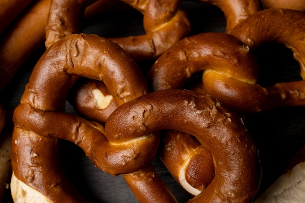 Fondo de pretzels sobre fondo oscuro oktoberfest