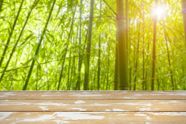 Fondo de primavera con mesa de madera.