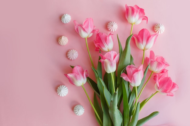 Fondo de primavera con tulipanes rosas en un espacio de copia de fondo rosa