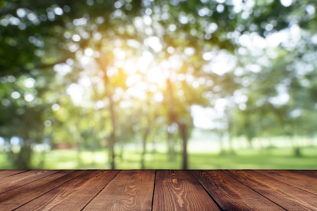Fondo de primavera verde con mesa de madera en verano hermosa luz naranja